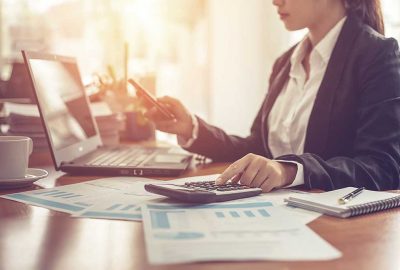 anställd på kontor