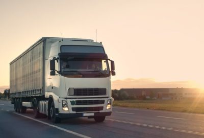 lastbil kör på vägen